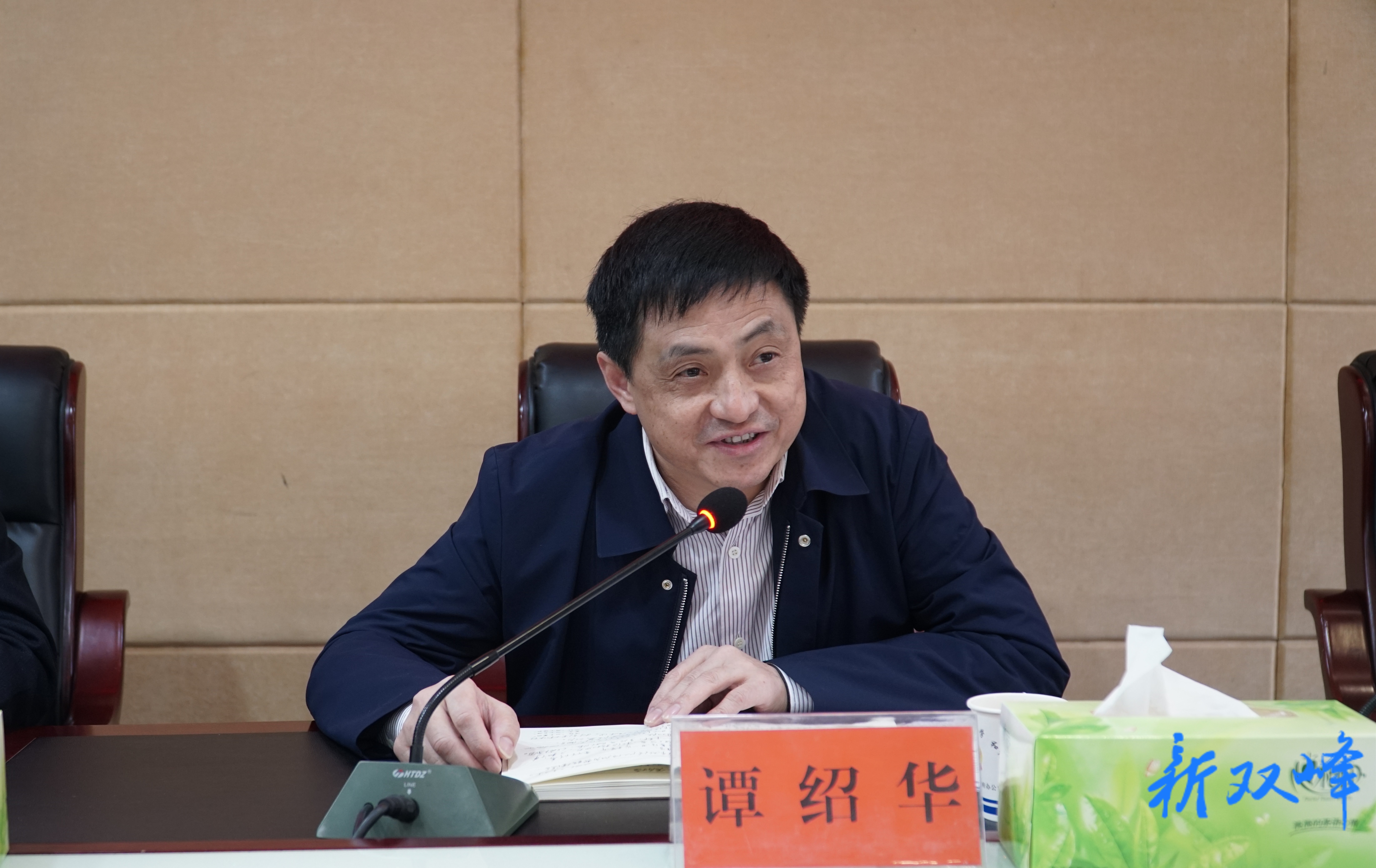 小组副组长,县政法队伍教育整顿领导小组办公室主任曾春谷主持座谈会