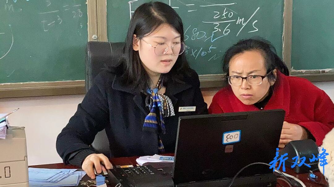 沪农商银行双峰支行到学校为教师送去服务