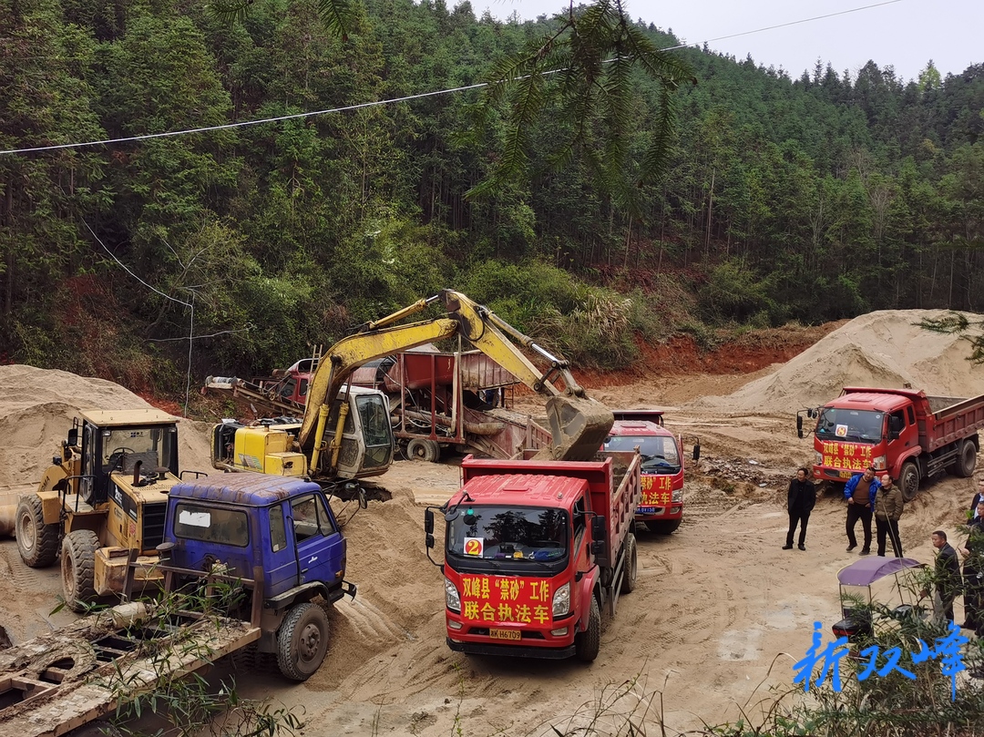 荷叶镇开展“禁砂”联合执法行动