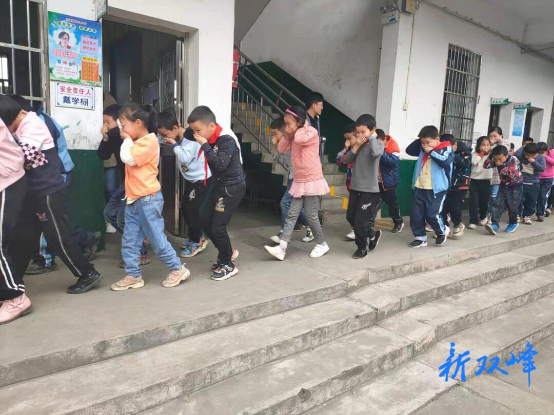 三塘铺中心小学开展消防安全疏散演习