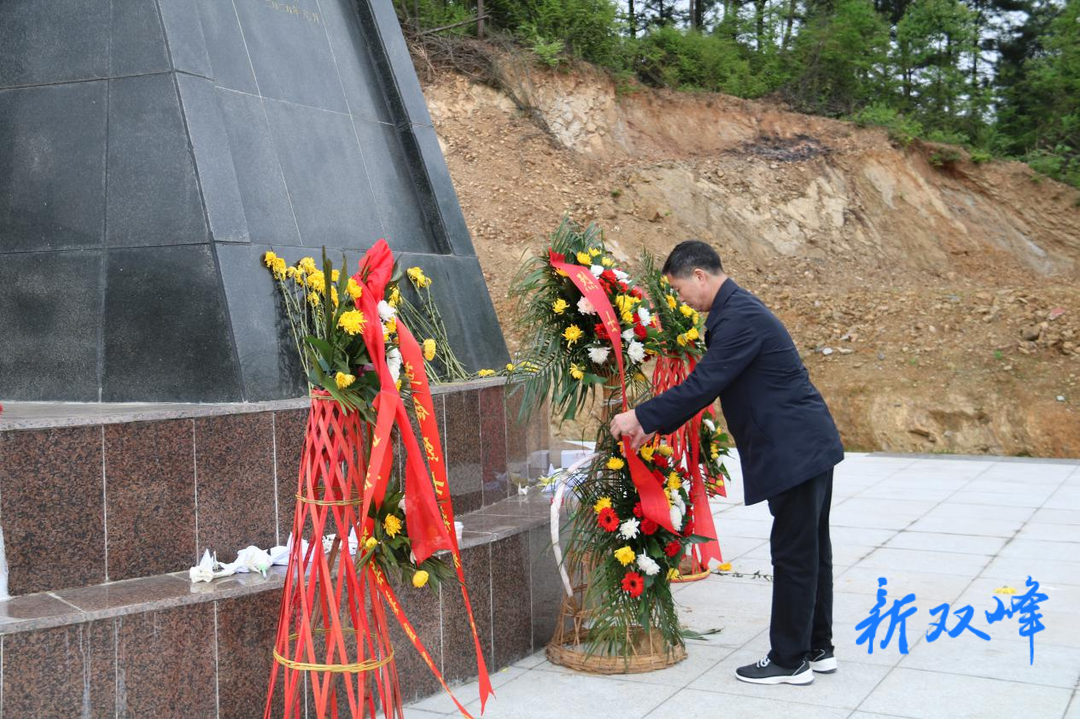 县民政局开展“清明祭英烈”主题党日活动