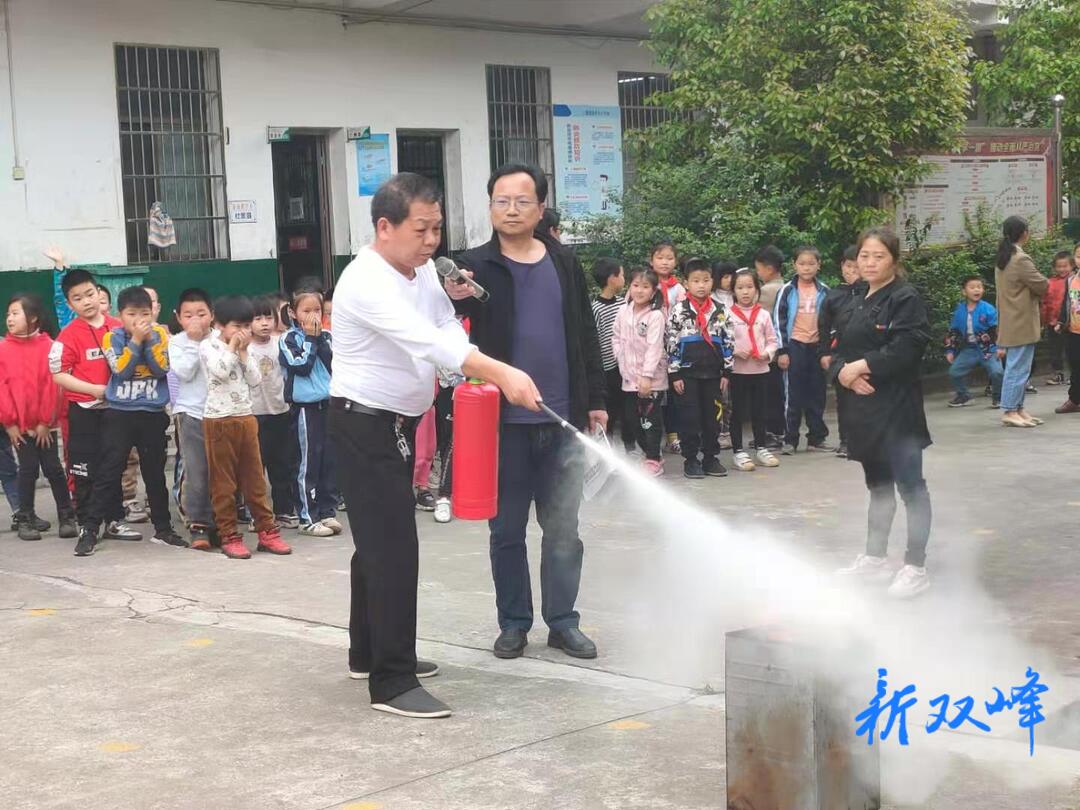三塘铺中心小学消防安全疏散演习