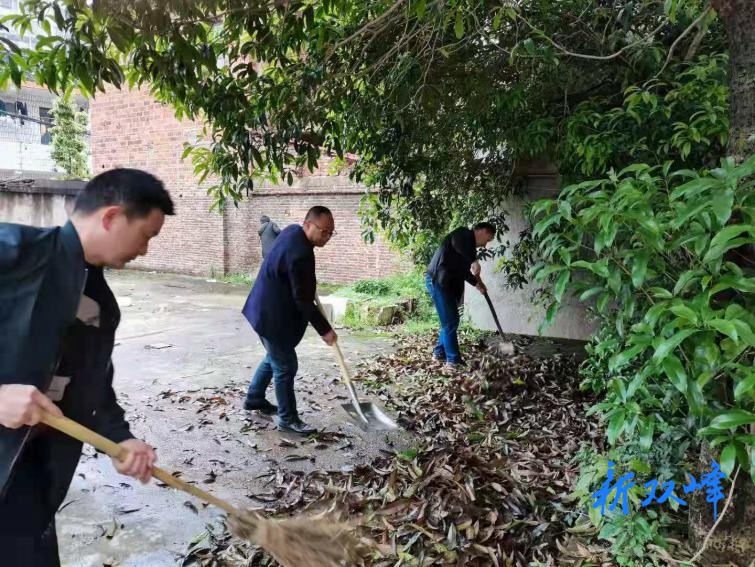【我为群众办实事】永丰街道光辉社区组织干部打扫居民院落环境