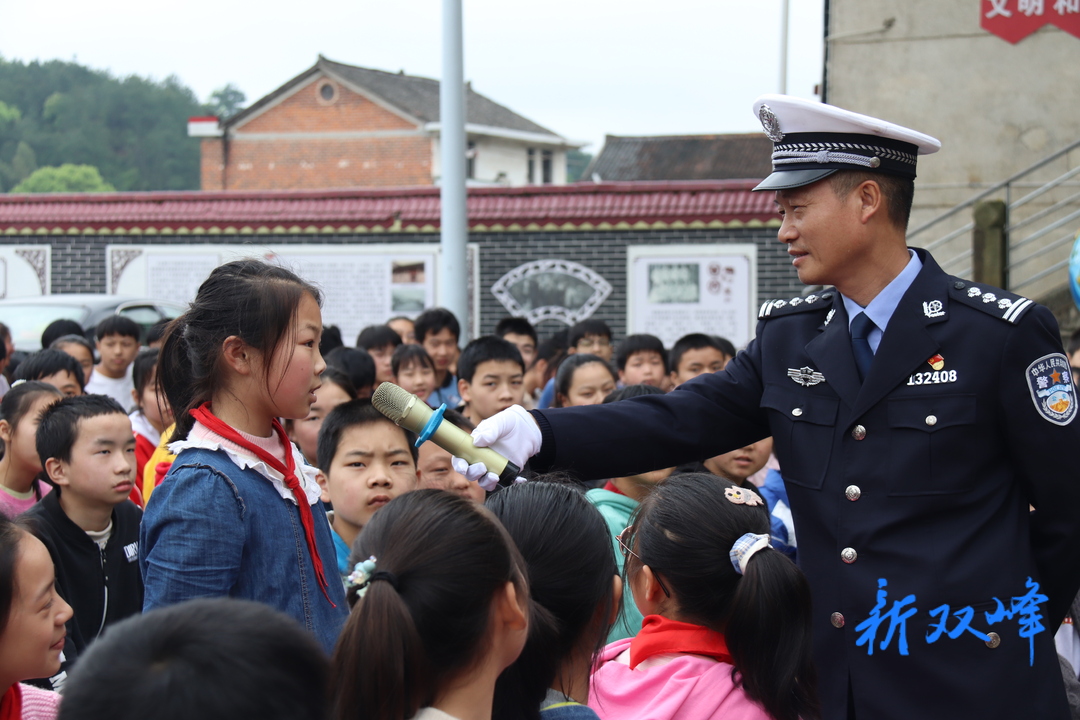 县交警大队到荷叶镇开展“千名干警进万家，守护群众钱袋子”宣讲活动