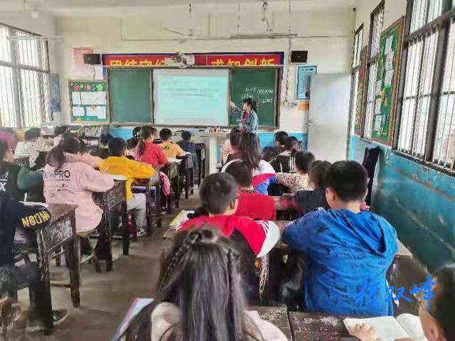 杏子铺龙返学校举行课堂研讨活动