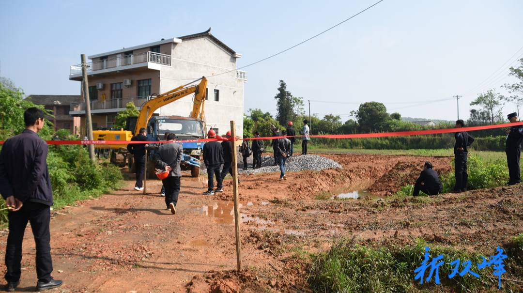 青树坪镇依法拆除农村违法乱占耕地建筑物