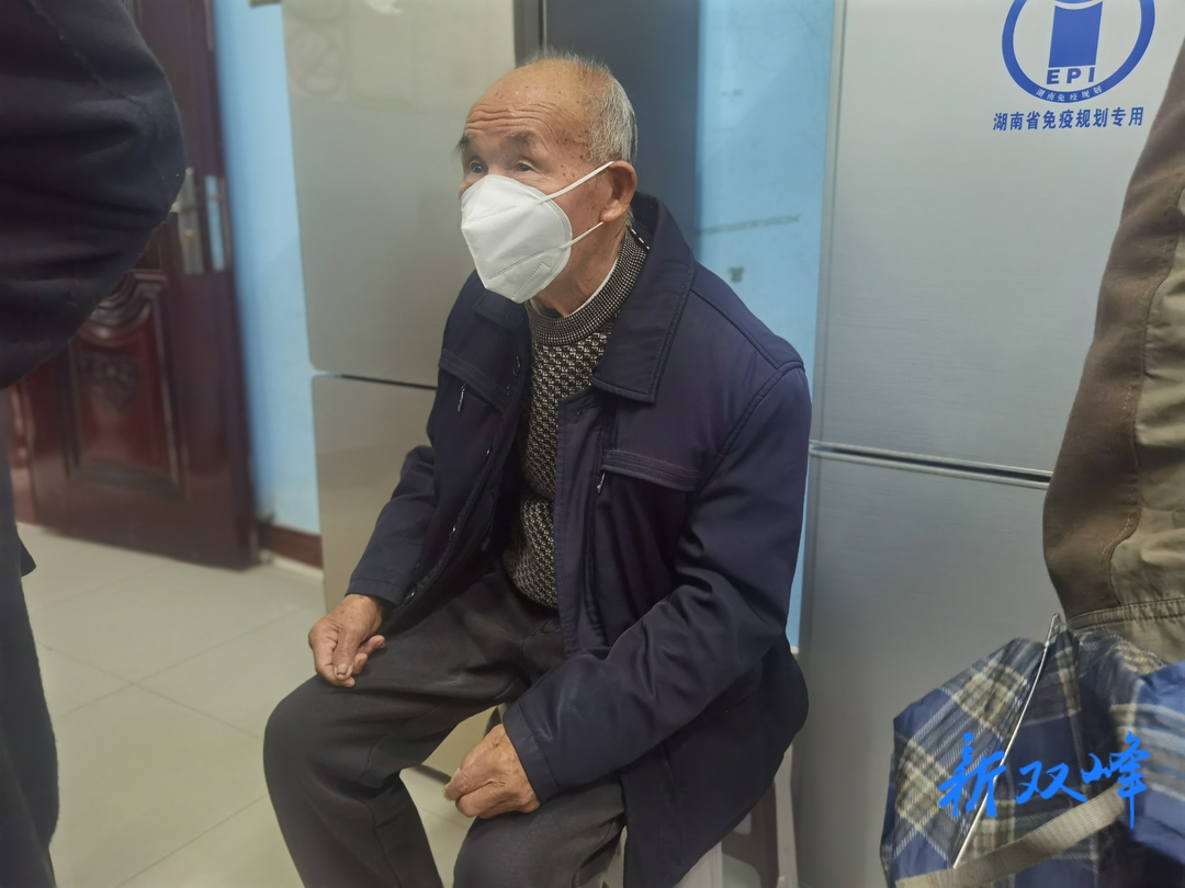 荷叶镇九旬老党员带头接种新冠疫苗