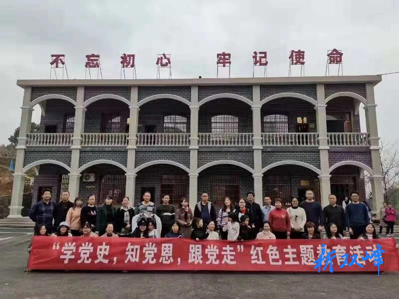红色旅游富了小山村