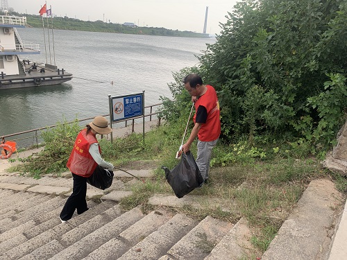 窑湾街道“清河净滩”行动纪实