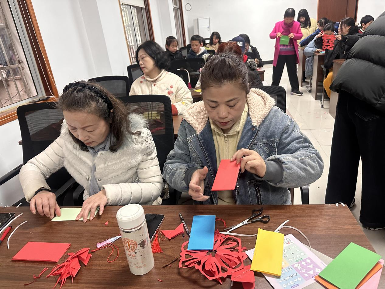 熙春路社区：开展“指尖生花”剪纸活动