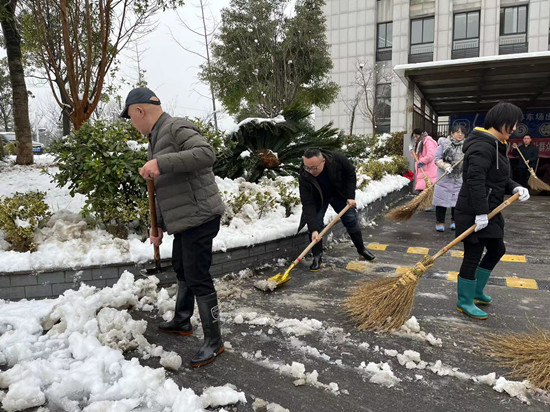 東坪街道開展清雪除冰行動