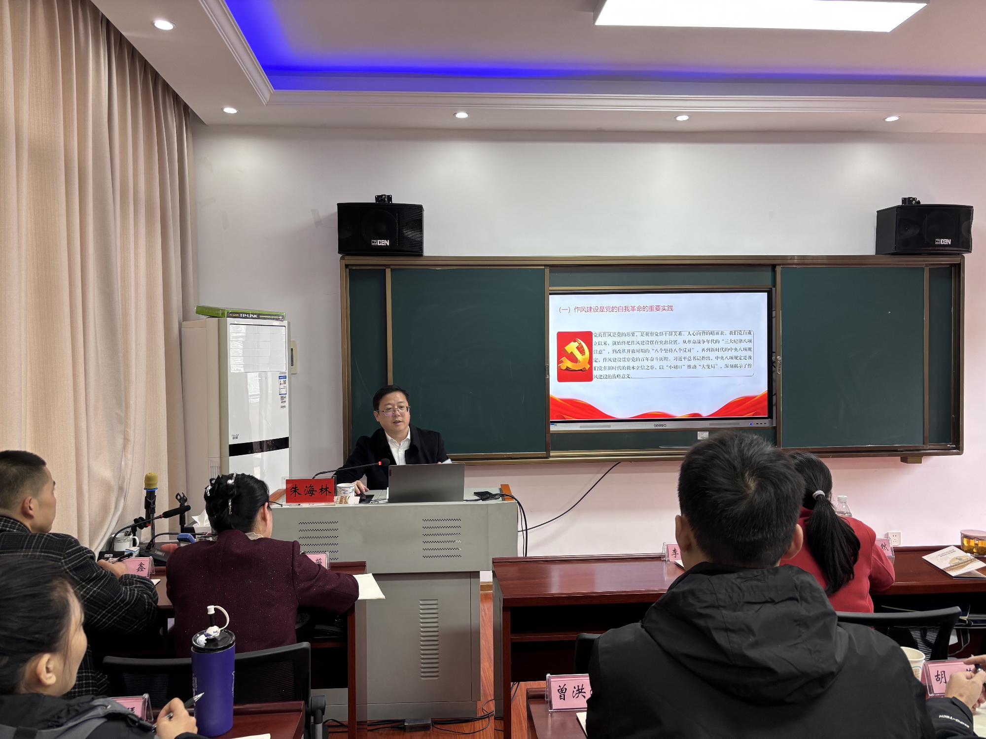 区领导为第30期科干班作廉政专题党课