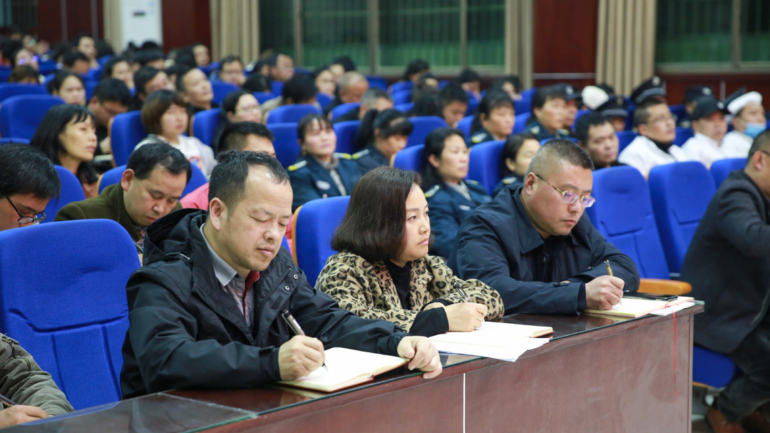 向魁胜为边城高级中学,初级中学教职工上警示教育课