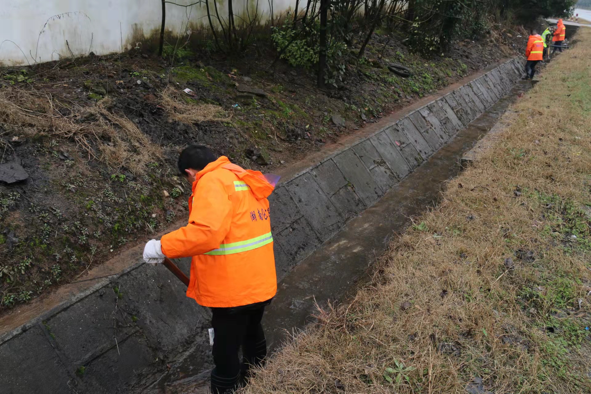 春耕时节汨罗公路养护忙