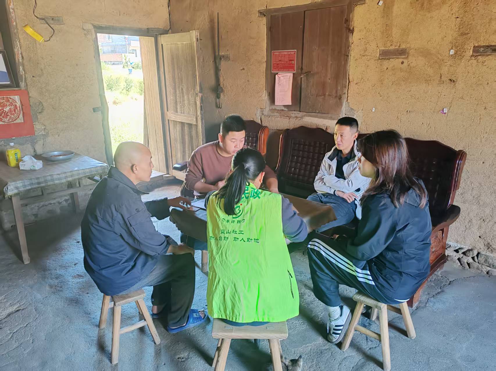 大桥瑶族乡开展入户走访 落实特困群众补助申报