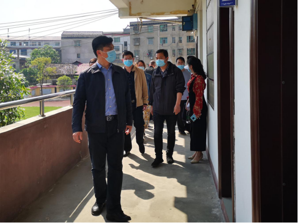 周天浩副区长督查农村学校,为开学保驾护航
