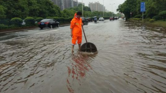 强降雨致城区多处积水 天元市政紧急疏导，道路恢复正常通行