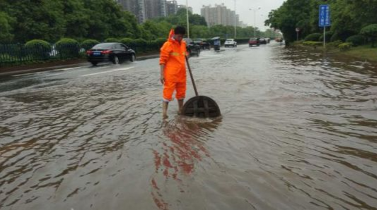 强降雨致城区多处积水 天元市政紧急疏导，道路恢复正常通行