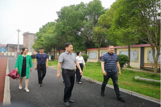 三门中学开展“庆六一、送温暖”活动