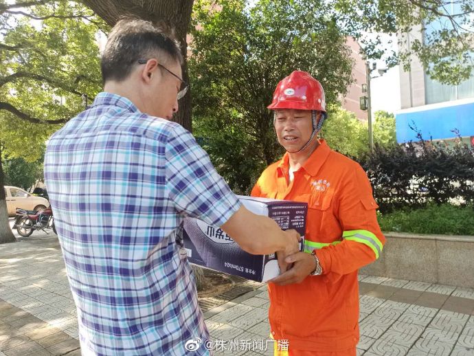 天元市政党员送清凉 管养维护更无忧
