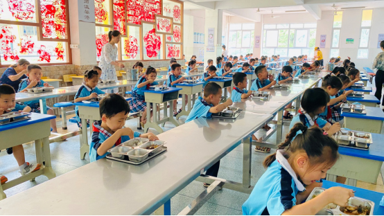 滨江小学就餐按下“静音键” ——记滨江小学推出“无声就餐”文明行动