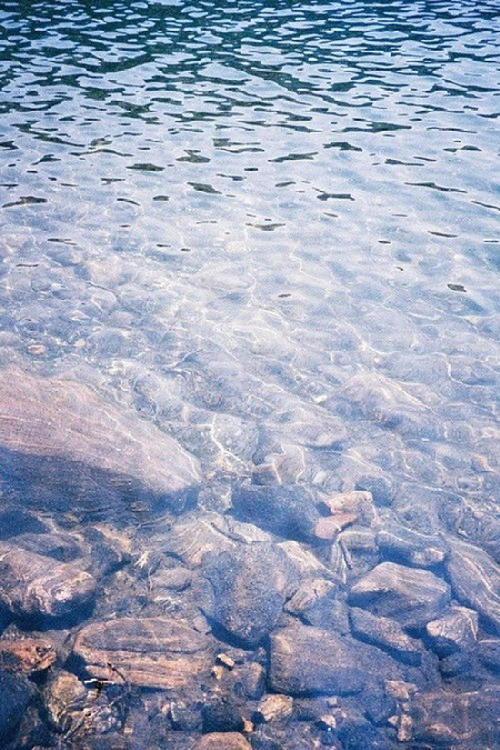 河水清幽