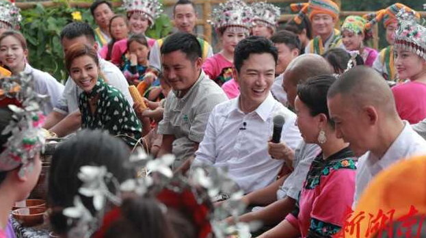 央视著名主持人与湘西十八洞村村民亲密接触