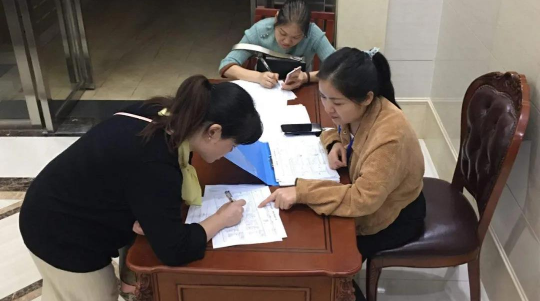 乘风破“难”  普查员用“一言一行”敲开居民大门