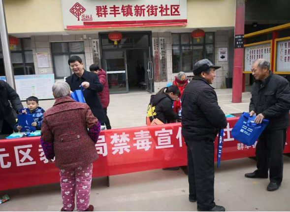 区教育局到联点单位进行禁毒督导