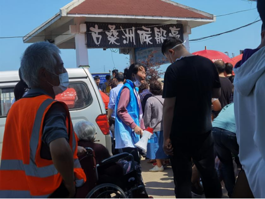 全心全意为人民服务，志愿者们在行动