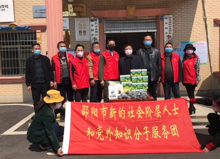“百灵鸟”志愿服务队进田间把脉问诊春耕生产