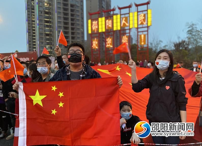 暖哭了！英雄归来十里长街万众迎接！邵阳市委书记市长也来了！