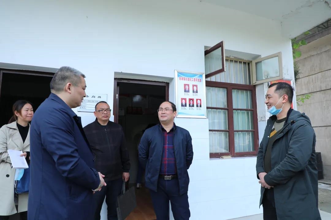 解难题 促发展 现场调研土地储备项目