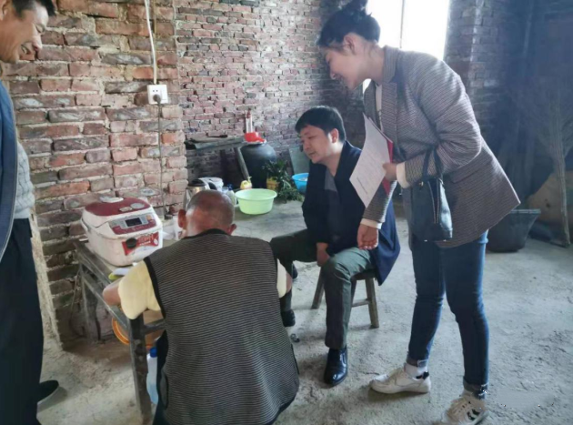 走访慰问贫困户 浓浓关怀暖人心