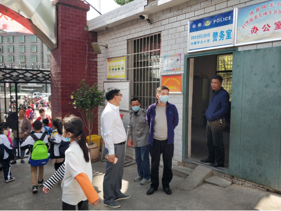 督查疫情防控 筑牢校园防线
