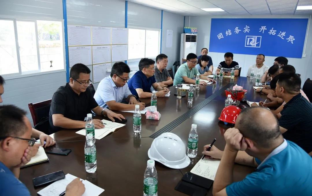 刘贻银现场调度芙蓉学校建设