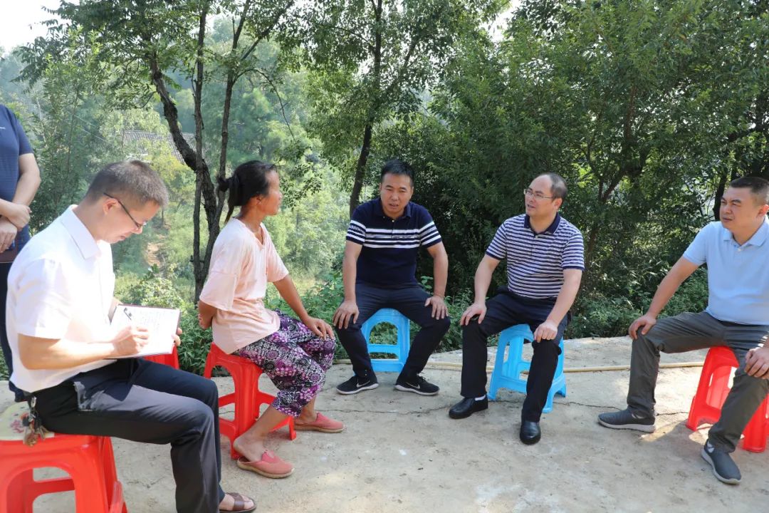扶贫走访察民情 带着板凳解民忧