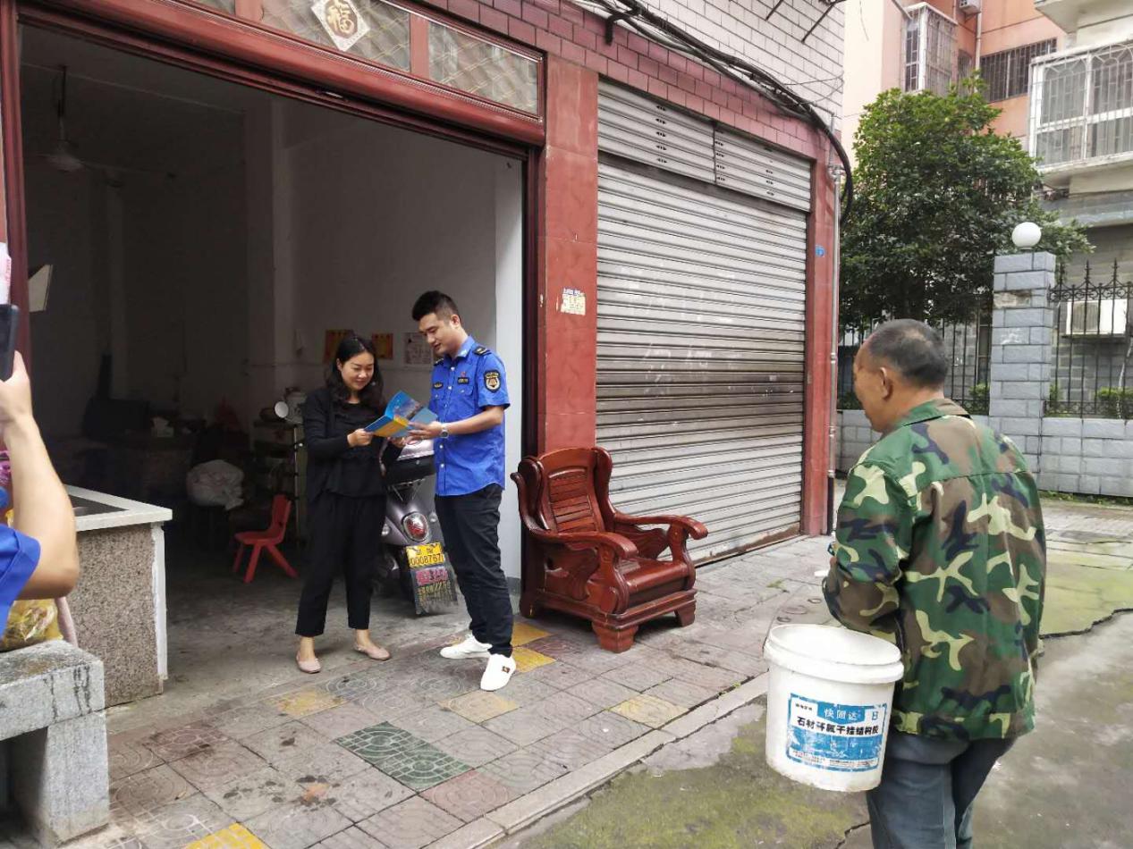 北塔区城管执法局深入资园社区开展平安创建宣传走访活动