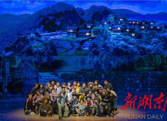 大型史诗歌舞剧《大地颂歌》首次公开演出 杜家毫许达哲李微微乌兰观看