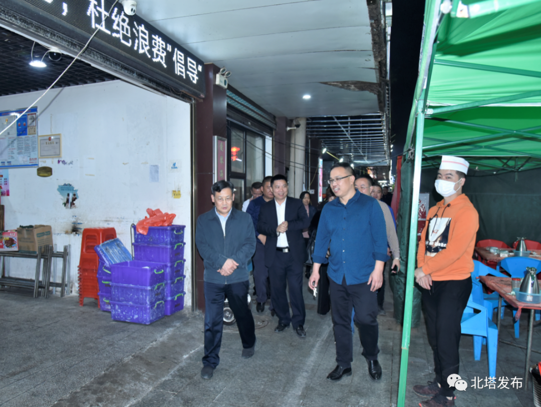 刘贻银督查江北夜市