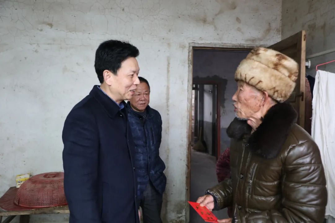 走访慰问困难群众 真情关爱温暖人心
