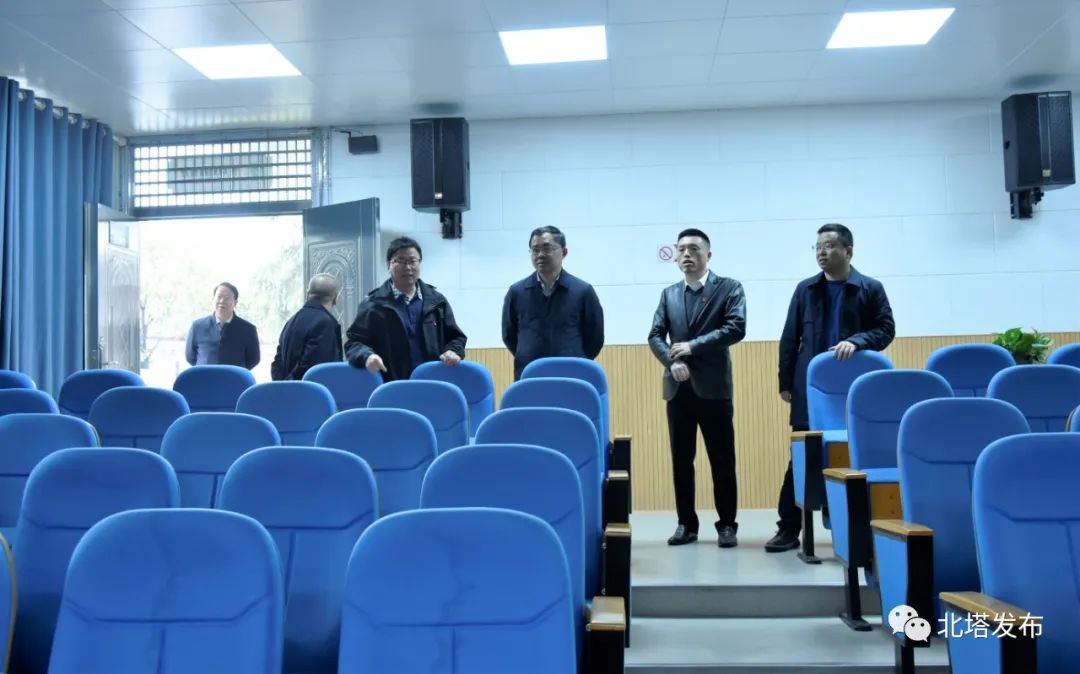 肖平到高撑小学检查指导工作