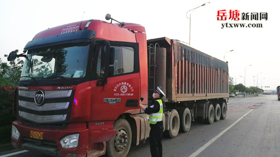 岳塘交警精準(zhǔn)出擊 百噸貨車(chē)“插翅難逃”