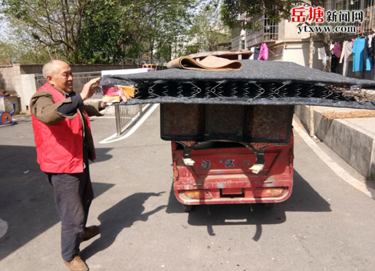 向陽社區(qū)集中清理廢舊家具15車