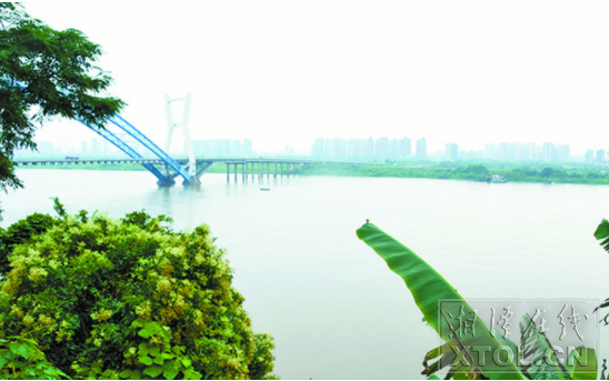 【湘潭日?qǐng)?bào)】湘潭竹埠港：甩掉“污紗帽” 奔向新生活