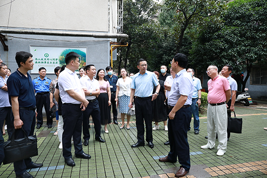 陳愛民現(xiàn)場(chǎng)調(diào)度一醫(yī)院生命急救綠色通道建設(shè)工作