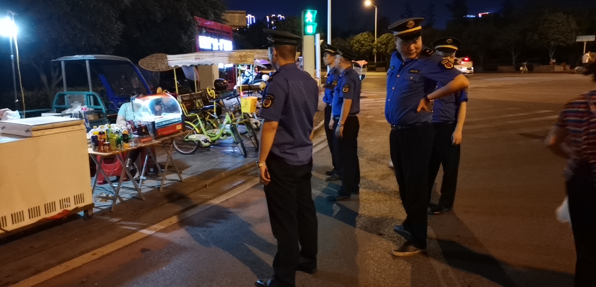區(qū)城市管理和綜合執(zhí)法局整治沿江風光帶占道經營亂象