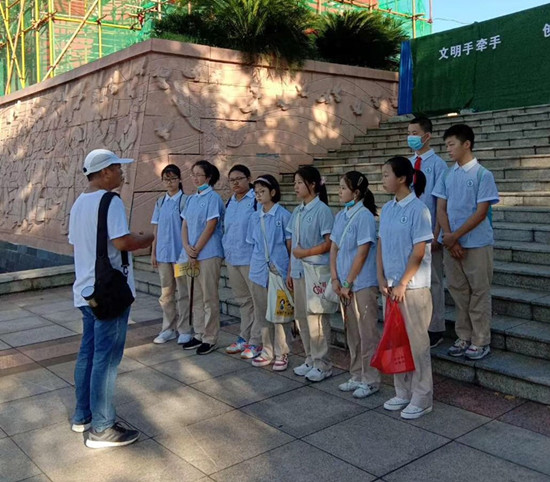 湘鋼二中小志愿者開展撿拾垃圾公益活動