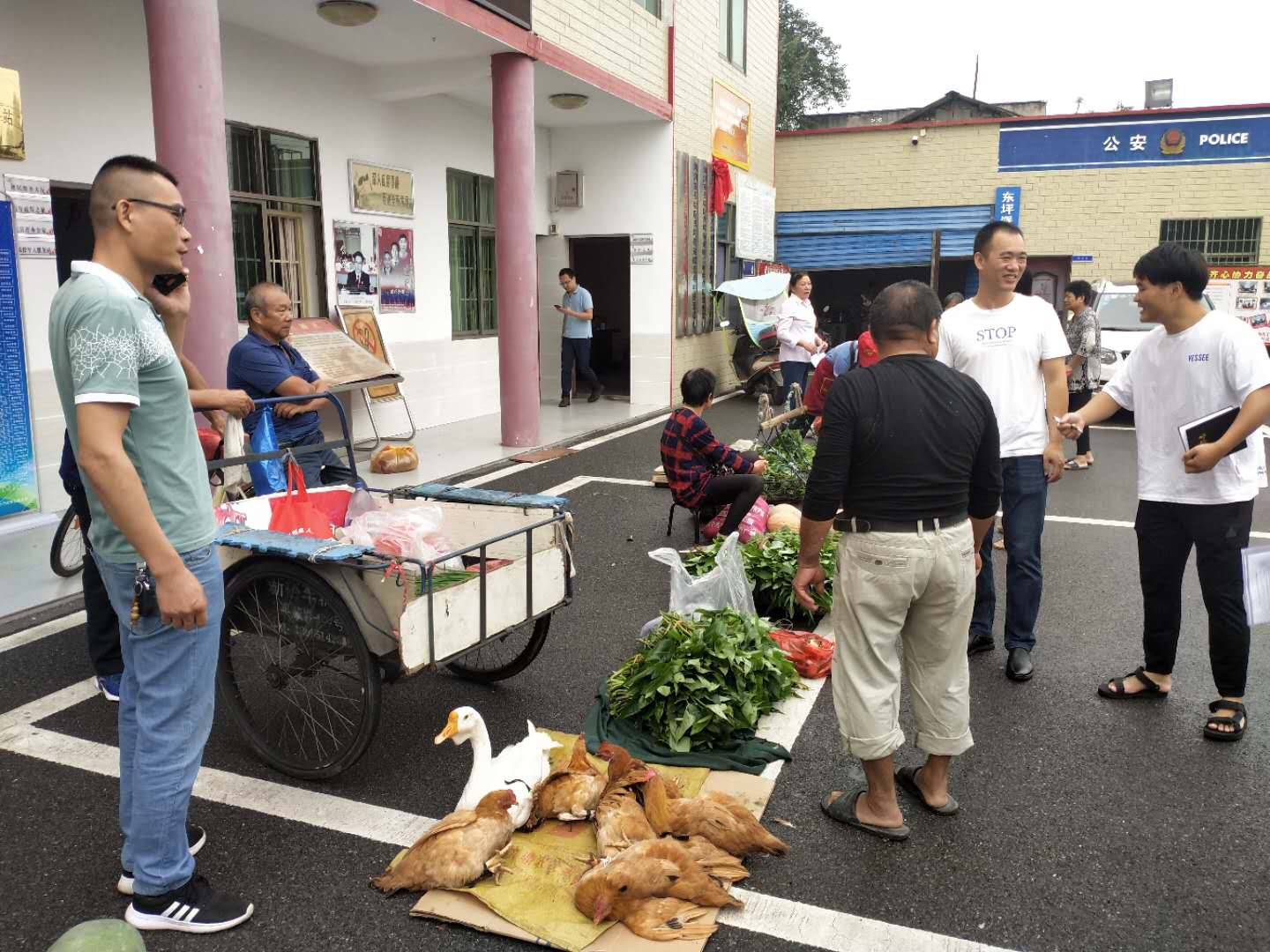 順江村開展消費扶貧活動