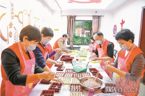 【湘潭日?qǐng)?bào)】岳塘區(qū)云峰社區(qū)：黨員志愿者給空巢、特扶老人送餃子